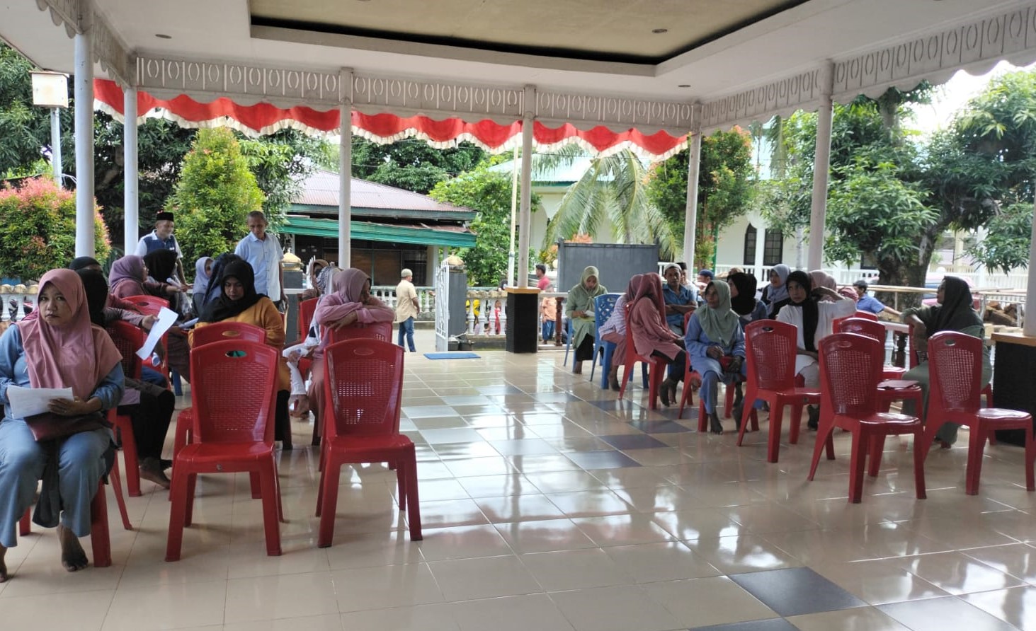 Sidang di Luar Gedung Negeri Lima (1).jpeg